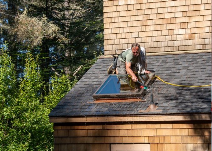 Mężczyzna sprawdza izolację w panoramicznym oknie dachowym